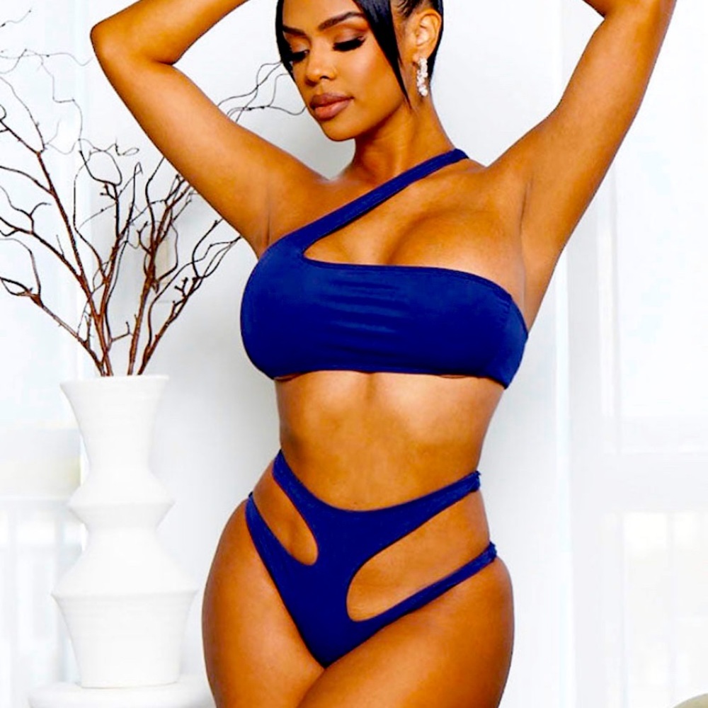 Royal Blue 2 pieces bikini never worn. This screams baecation 😍